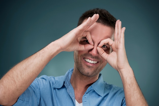 Foto gratuita hombre alegre haciendo gesto con la mano