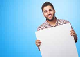 Foto gratuita hombre alegre con una hoja de papel vacía