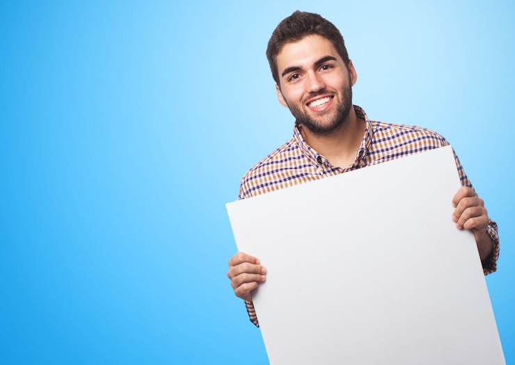 Foto gratuito hombre alegre con una hoja de papel vacía