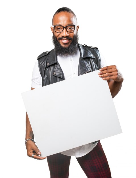 Hombre alegre mostrando un cartel sobre fondo blanco