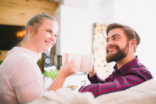 Hombre alegre y mujer con tazas