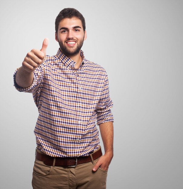 Hombre alegre con el pulgar hacia arriba