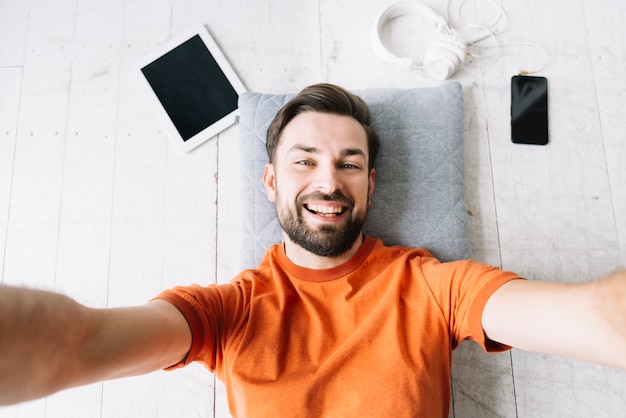 Hombre alegre que toma el selfie