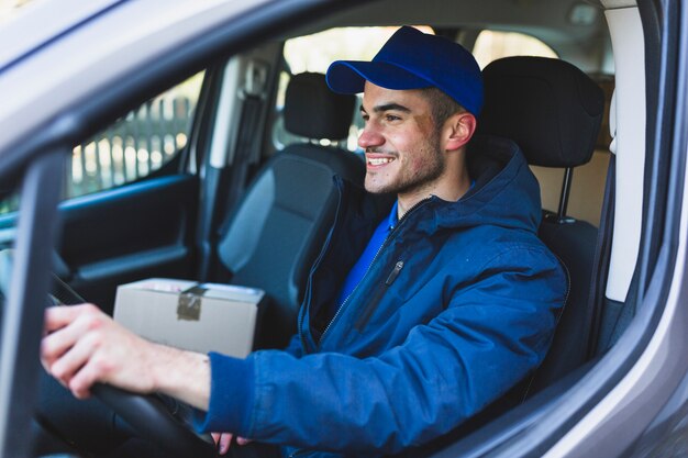 Hombre alegre que trabaja en el servicio de entrega