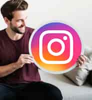 Foto gratuita hombre alegre sosteniendo un ícono de instagram