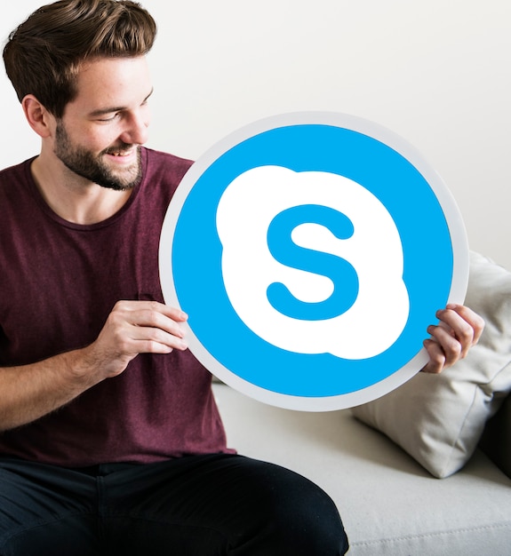 Hombre alegre sosteniendo un icono de skype