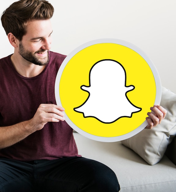 Foto gratuita hombre alegre sosteniendo un icono de snapchat