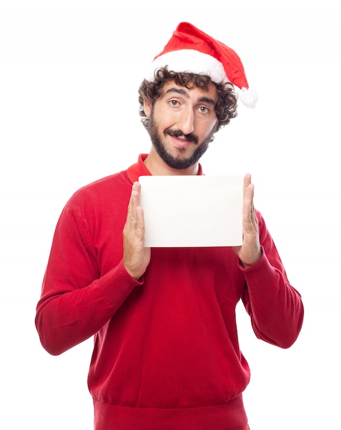 Hombre alegre sujetando un papel en blanco