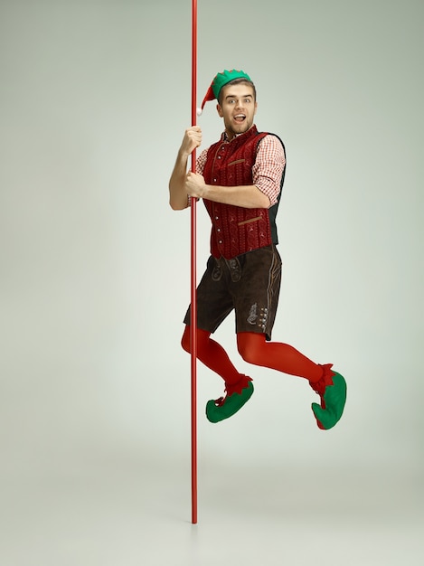 Foto gratuita hombre alegre en traje de elfo