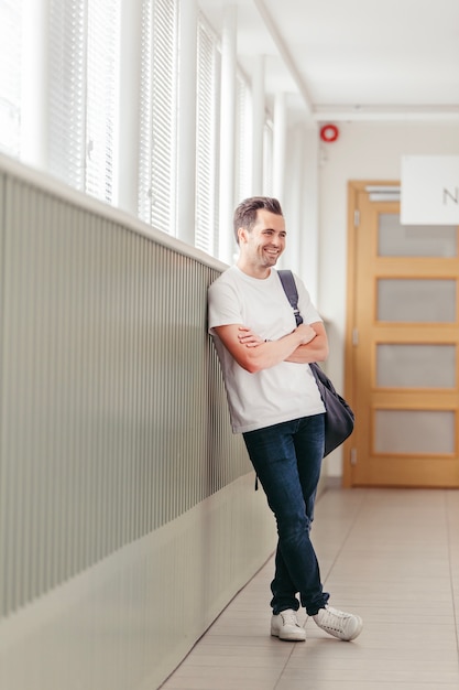 Hombre alegre en la universidad