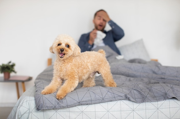 Foto gratuita hombre con alergia al perro vista frontal