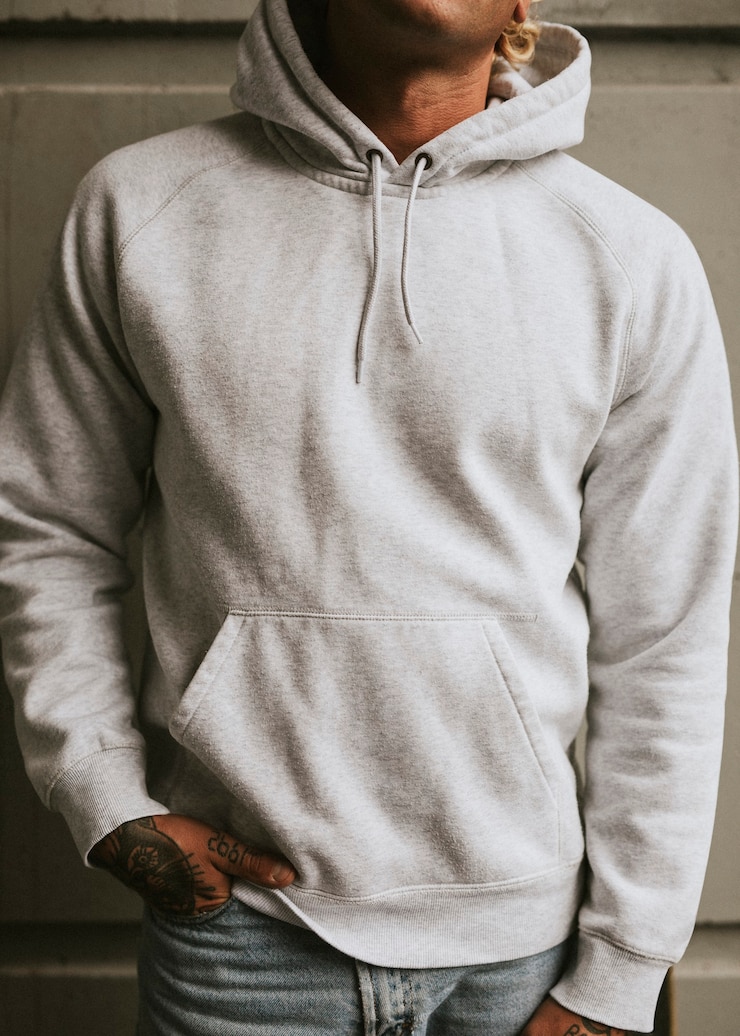 Foto gratuito hombre alternativo con una sudadera blanca