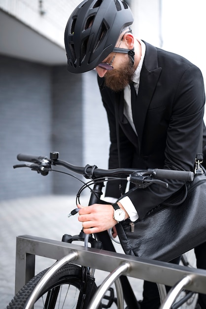 Hombre de alto ángulo asegurando bicicleta