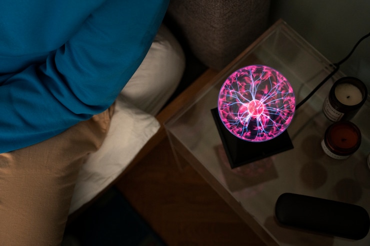 Foto gratuito hombre de alto ángulo con una bola de plasma