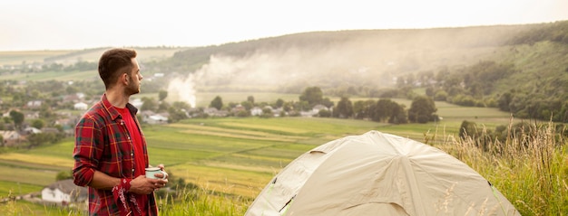 Hombre de alto ángulo de camping