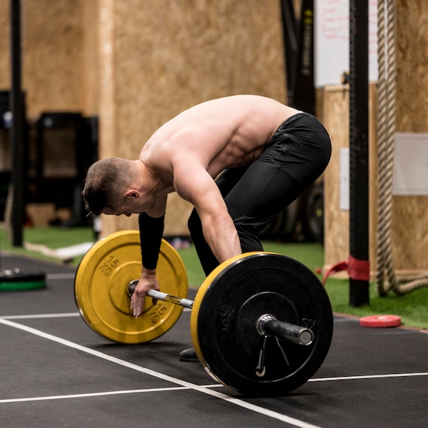 Hombre de alto ángulo de entrenamiento con pesas