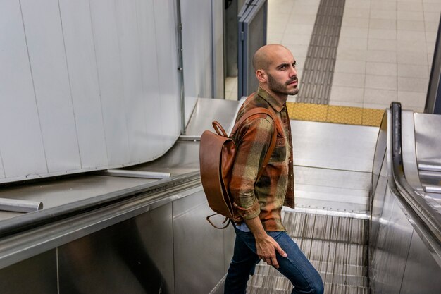 Hombre de alto ángulo en escalera móvil