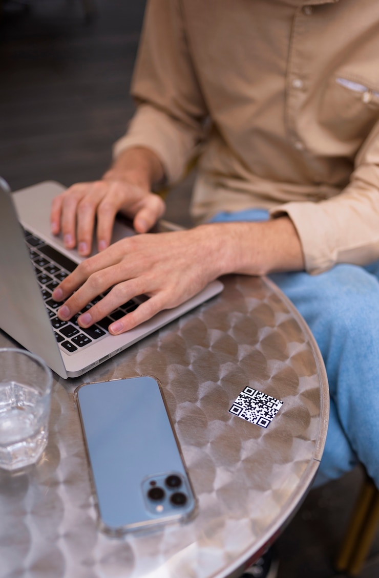 Foto gratuito hombre de alto ángulo escribiendo en la computadora portátil