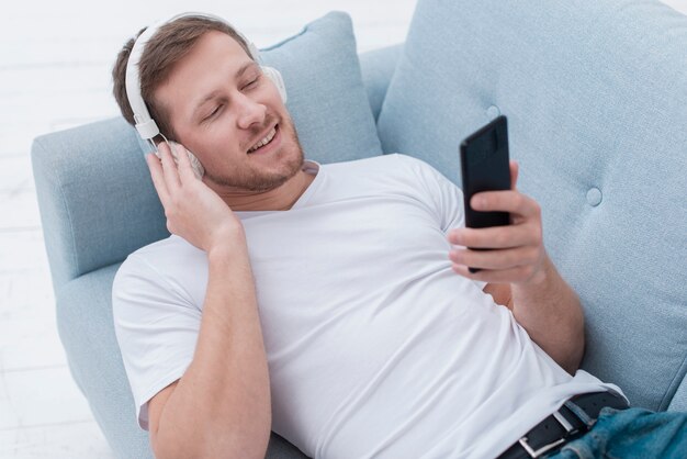 Hombre de alto ángulo escuchando música con auriculares