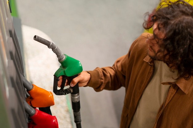 Hombre de alto ángulo en la gasolinera