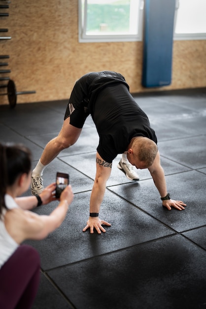 Hombre de alto ángulo haciendo burpees