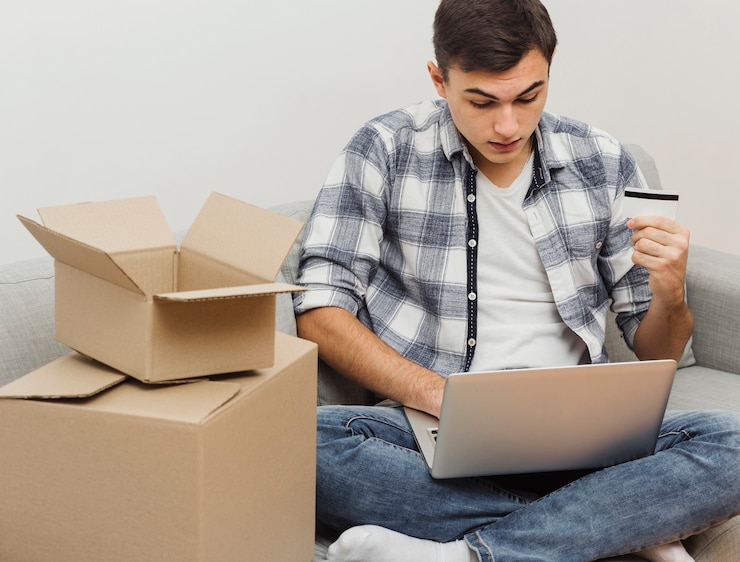 Foto gratuito hombre de alto ángulo haciendo compras en línea