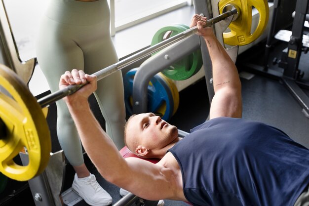 Hombre de alto ángulo haciendo ejercicio en el gimnasio