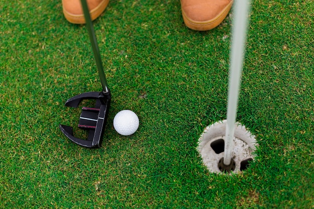 Hombre de alto ángulo jugando al golf al aire libre