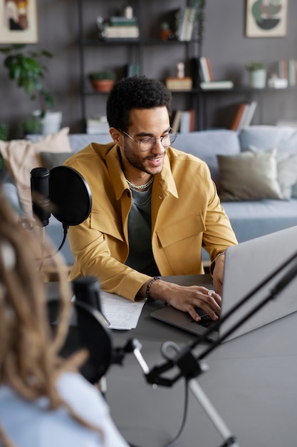 Hombre de alto ángulo con laptop en podcast