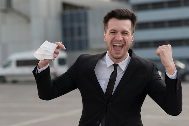 Foto gratuita hombre de alto ángulo con máscara celebrando