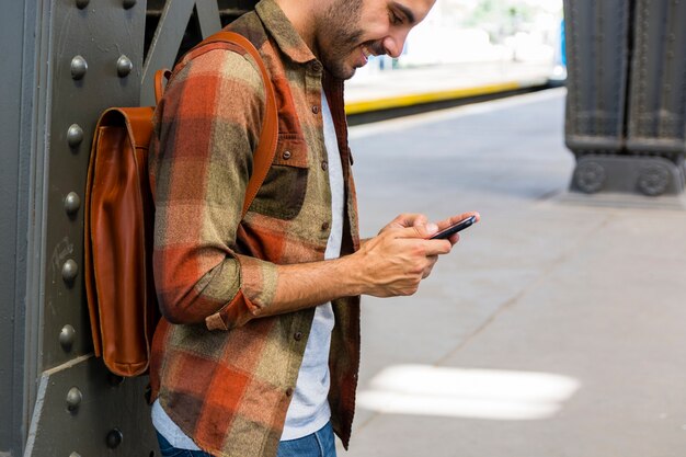 Hombre de alto ángulo en el metro usando el teléfono