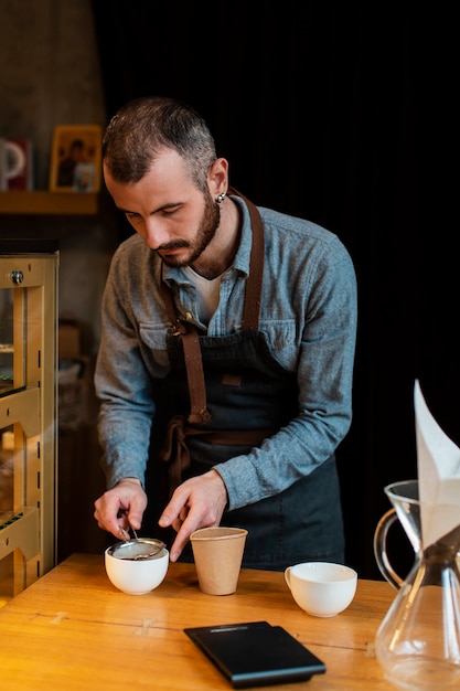 Foto gratuita hombre de alto ángulo preparando café