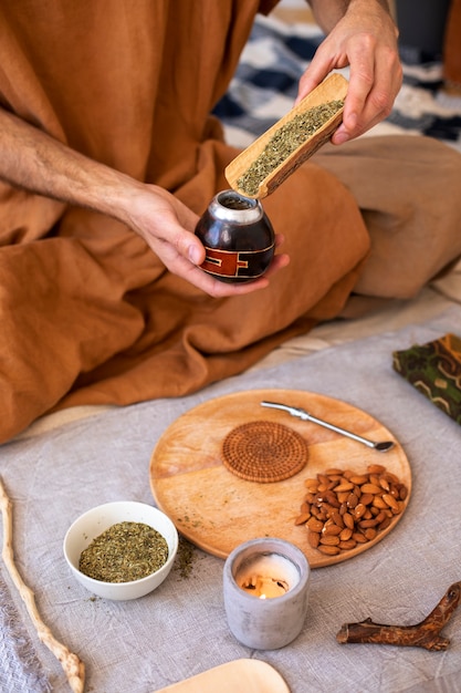 Foto gratuita hombre de alto ángulo preparando mate