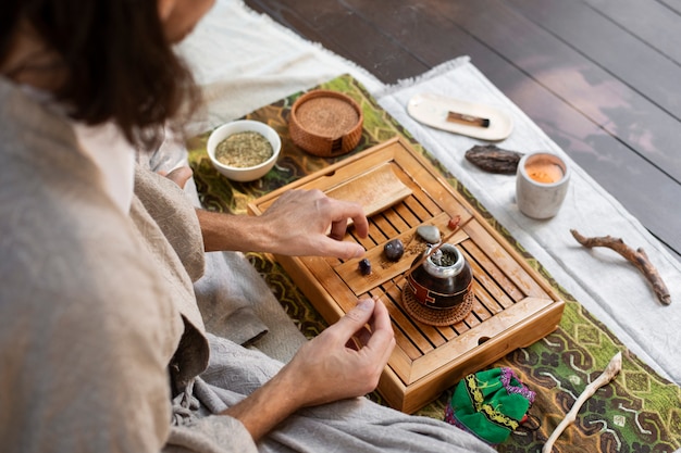 Foto gratuita hombre de alto ángulo preparando yerba mate