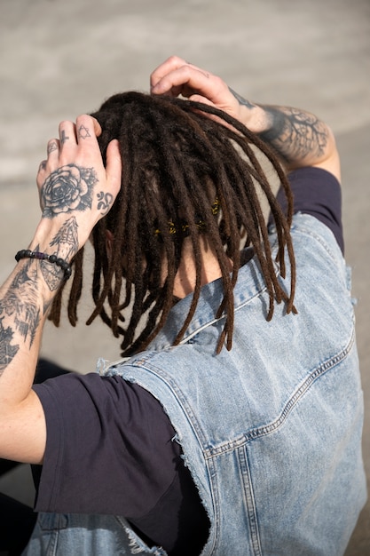 Hombre de alto ángulo con rastas afro