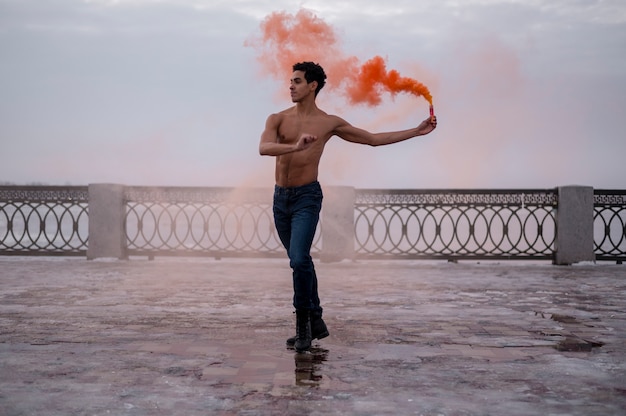 Hombre de alto ángulo realizando ballet