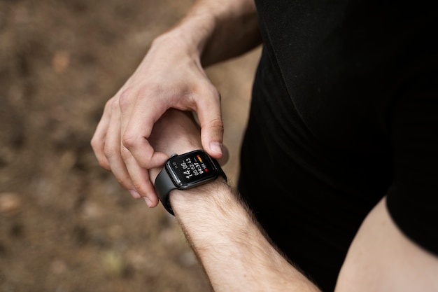 Hombre de alto ángulo con reloj