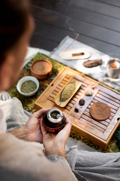 Foto gratuita hombre de alto ángulo sosteniendo taza al aire libre