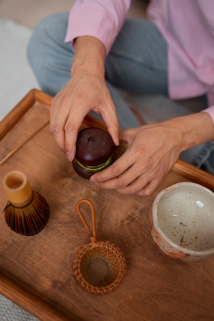 Hombre de alto ángulo con té matcha