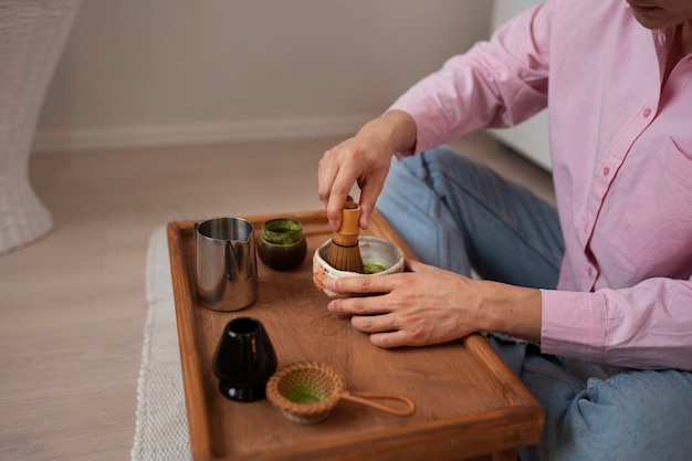 Hombre de alto ángulo con té matcha