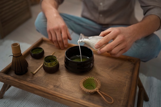 Foto gratuita hombre de alto ángulo con té matcha