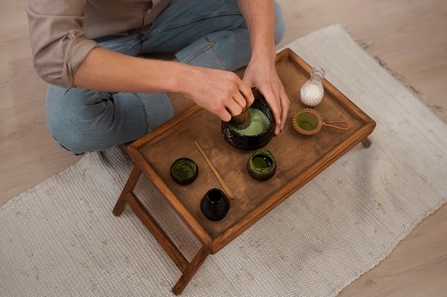 Hombre de alto ángulo con té matcha