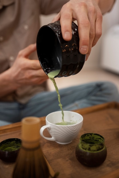 Hombre de alto ángulo con té matcha