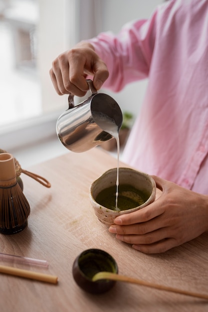 Foto gratuita hombre de alto ángulo con té matcha