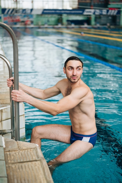 Foto gratuita hombre de alto ángulo terminando entrenamiento de natación