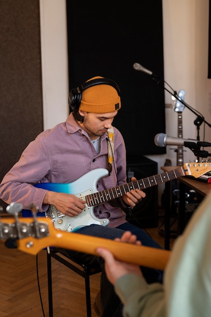 Hombre de alto ángulo tocando la guitarra