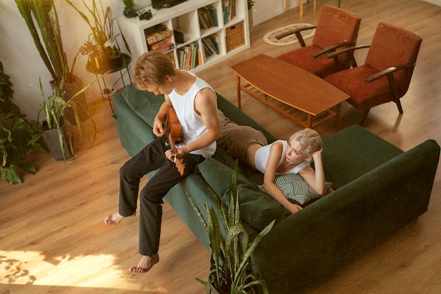 Foto gratuita hombre de alto ángulo tocando el ukelele