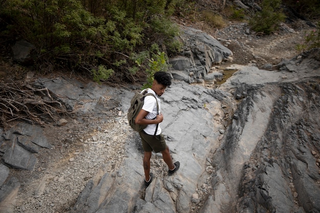 Hombre de alto ángulo viajando con mochila