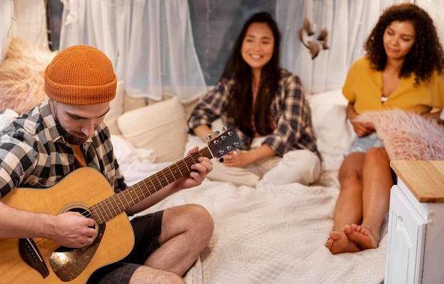 Hombre y amigos tocando la guitarra