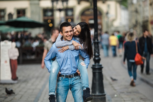 &quot;Hombre amoroso alegre con la chica en la espalda&quot;